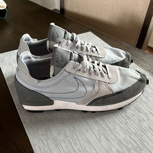 Nike 354 mens size 9 shoe - gray